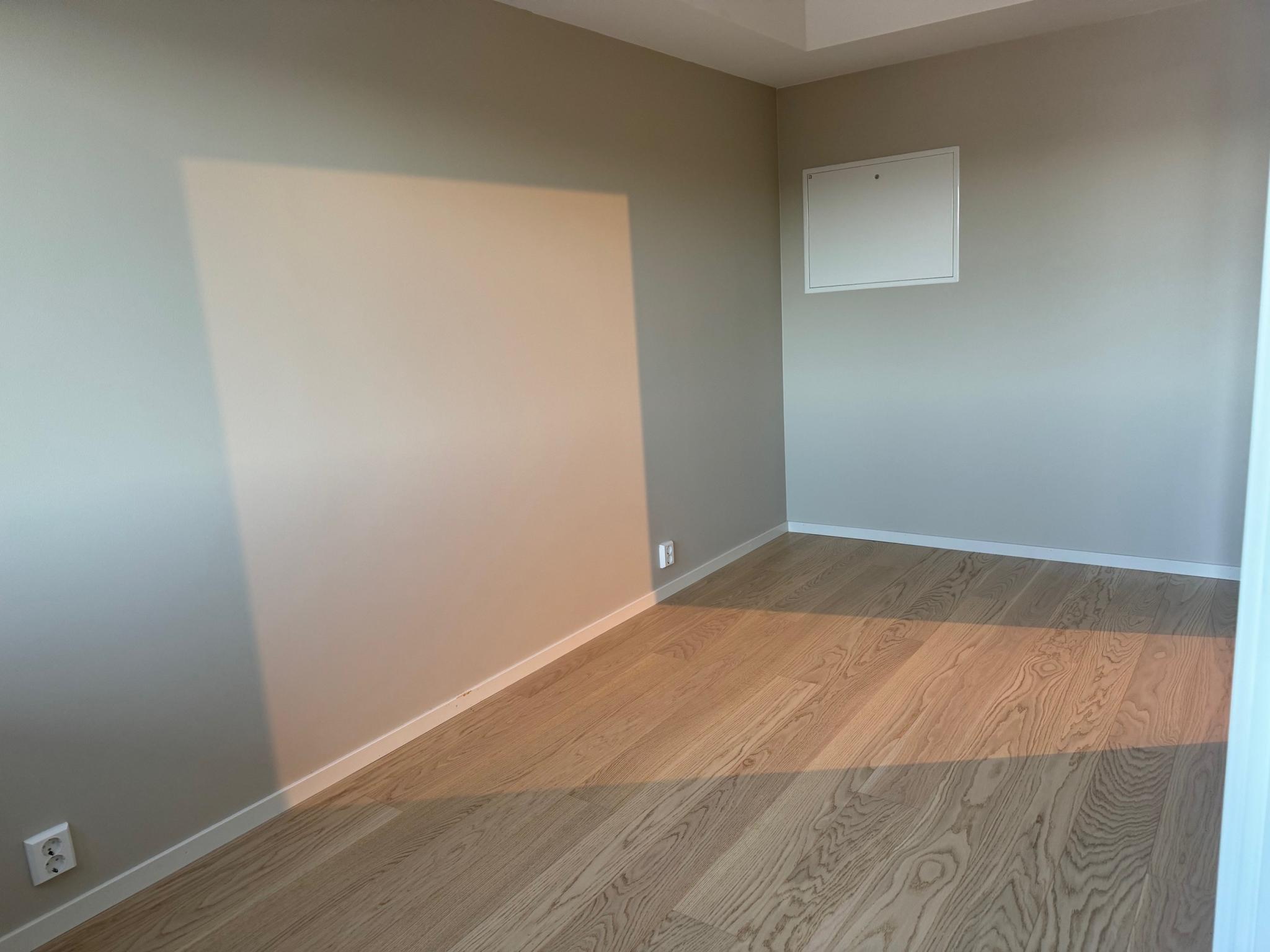 Soverom avbildet uten møblering. 